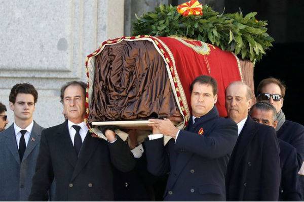 Вынесли из мавзолея: испанского диктатора Франко захоронят рядом с женой