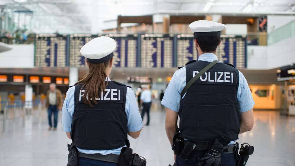 Мужчина в маске клоуна угрожал взрывом в аэропорту Мюнхена