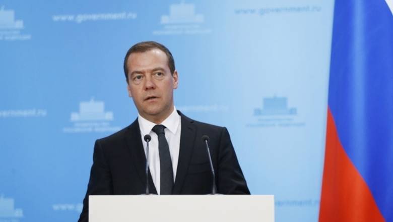 Медведев: кандидаты от "Единой России" не должны идти самовыдвиженцами
