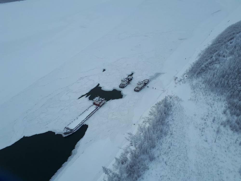 Экипаж судов застрял во льдах реки в Якутии