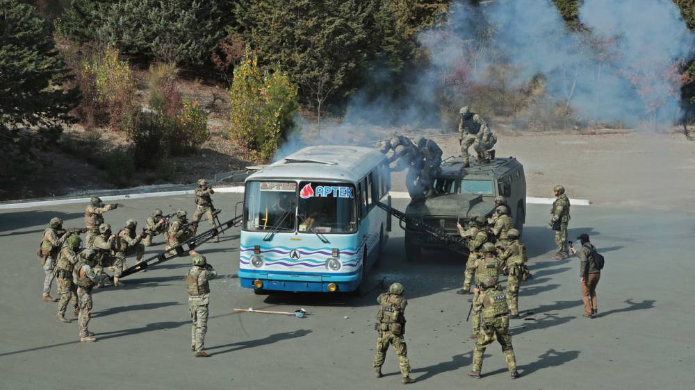 Спецназ в «Артеке» штурмовал автобус с заложниками