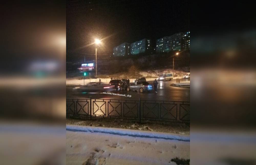 Столкнувшиеся авто на углу Орликовой и Кольского в Мурманске мешают проезду
