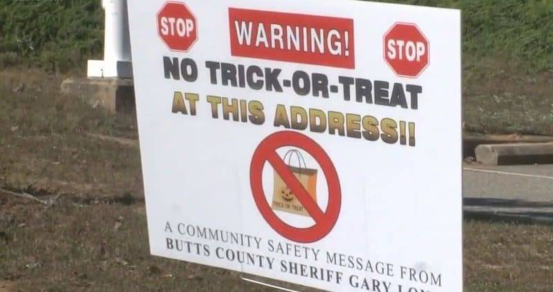 Секс-преступники подали в суд за то, что полиция развесила на их домах таблички с предупреждением детям не приходить сюда на Хэллоуин