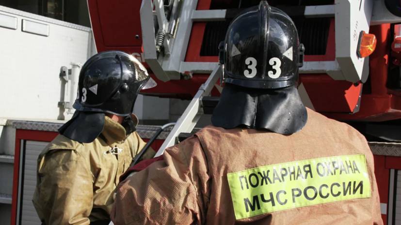 На северо-востоке Москвы горит ангар на площади 400 квадратных метров