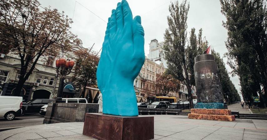 В Киеве на месте "синей руки" установили ледовую скульптуру (Фото)