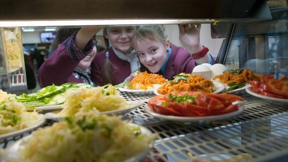 В Госдуме одобрили законопроект об обязательном горячем питании для школьников