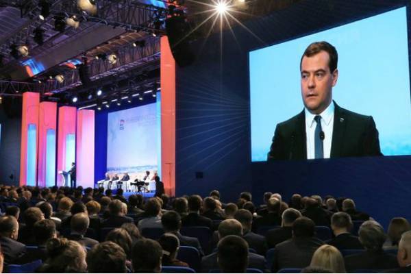 Медведев потребовал от членов ЕР перестать ходить на выборы самовыдвиженцами