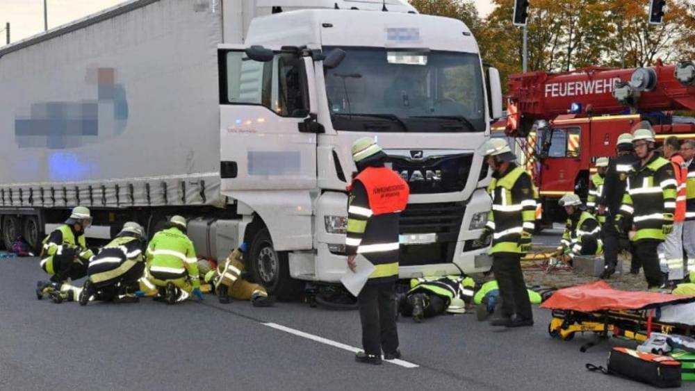 11-летняя школьница оказалась под колесами 40-тонного грузовика и выжила