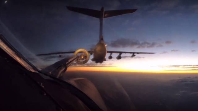 Видео: ракетоносцы Ту-160 дозаправились во время полета в ЮАР