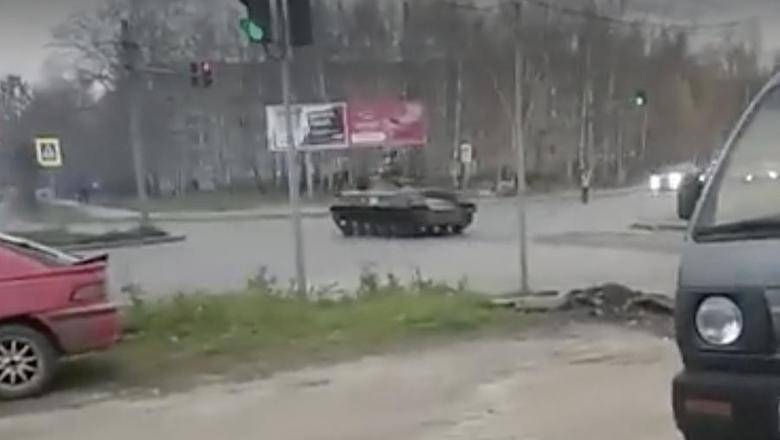 Броневик против легковушки: военные объяснили ДТП с бронемашиной в центре Костромы