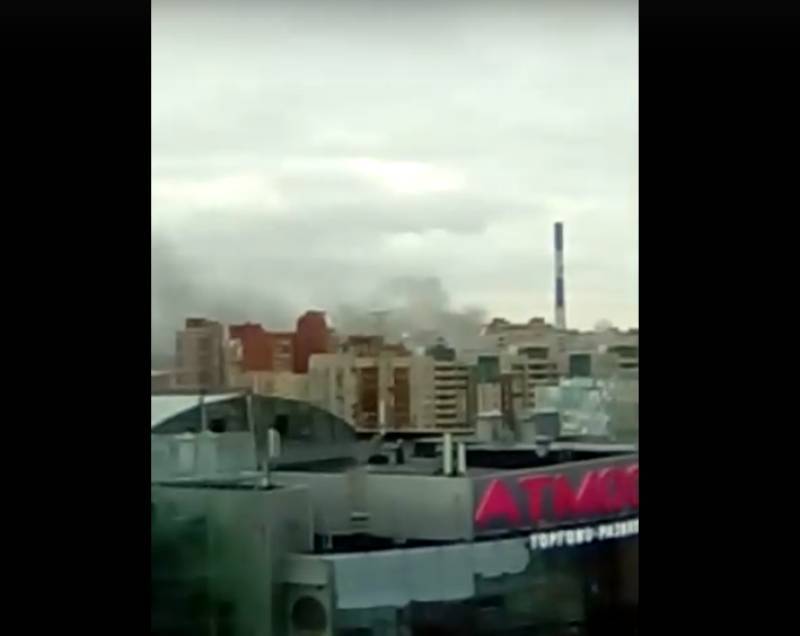 Петербуржцы заметили пожар в районе Мебельной