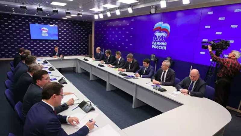 «У людей недоумение»: Медведев призвал губернаторов не дистанцироваться от «Единой России»