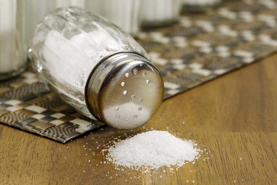 Исключение из рациона соли поможет человеку наладить работу организма