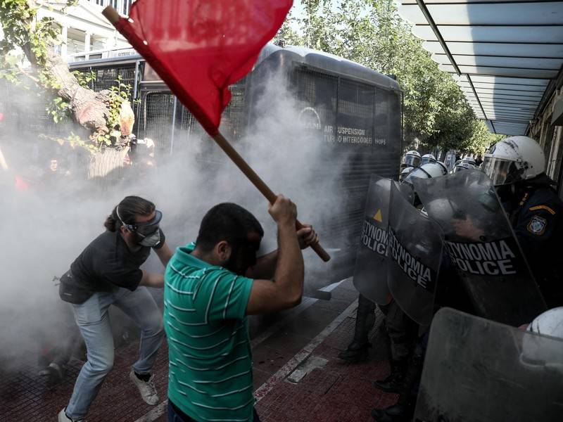 В Афинах полиция разогнала студентов слезоточивым газом