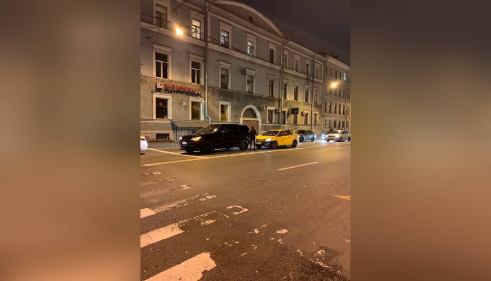 Внедорожник и такси повстречались в аварии на Лермонтовском