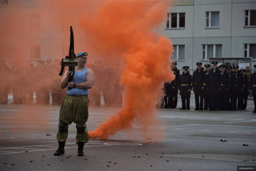 Псковские власти поздравили спецназовцев с 69-летием образования части