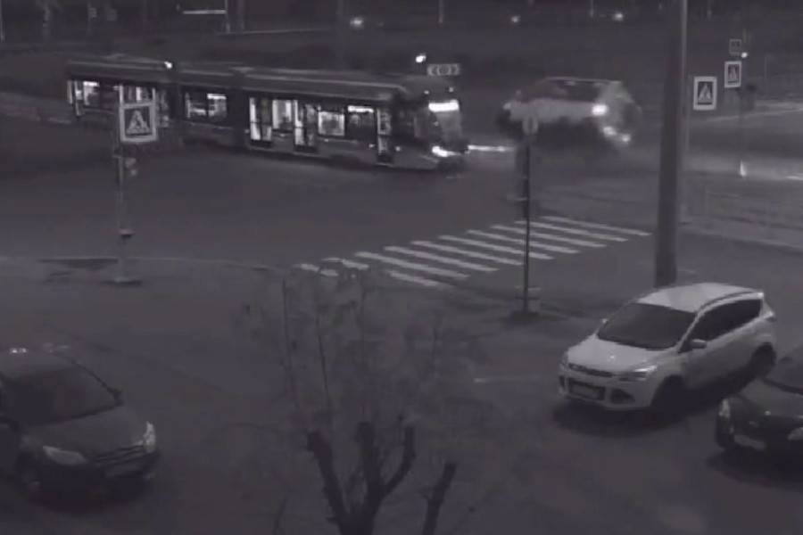 В Петербурге задержали водителя маршрутки после столкновения с трамваем