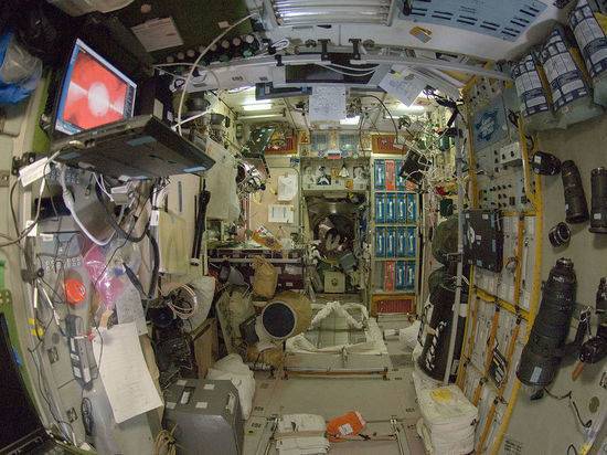 Российские и американские космонавты сядут за один стол из-за сломанного чайника