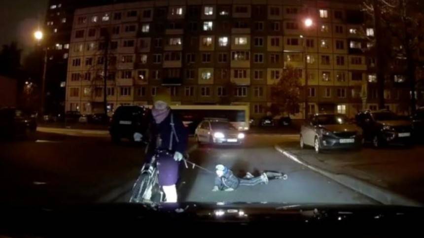 Петербурженка каталась с привязанным к велосипеду ребенком. Видео проверяет полиция