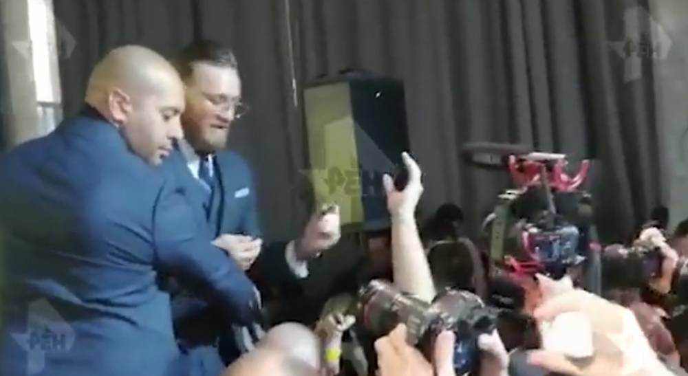 Видео: Макгрегор устроил фотосессию с поклонниками в Москве