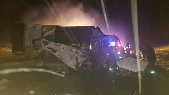 В Тюменской области в аварии с грузовиком погибло два человека