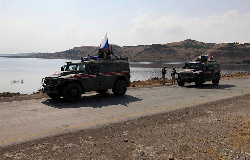 Российская военная полиция патрулирует сирийский город Кобани