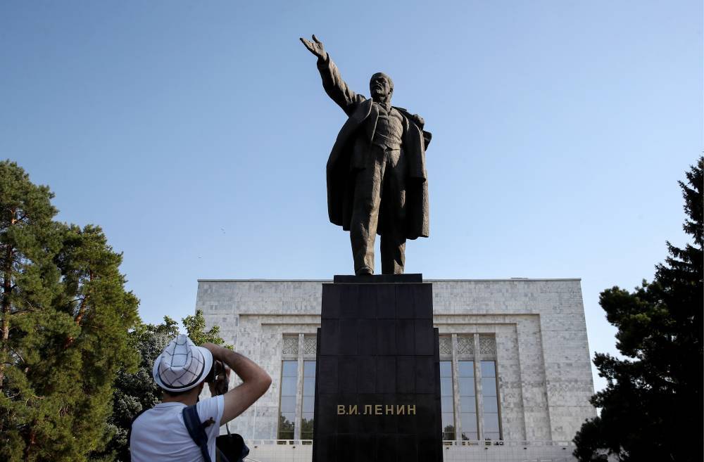 На Украине предложили продавать демонтированные памятники Ленину