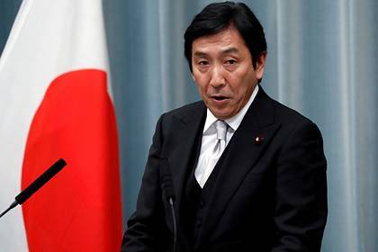 Министр экономики Японии попался на подкупе дынями и крабами