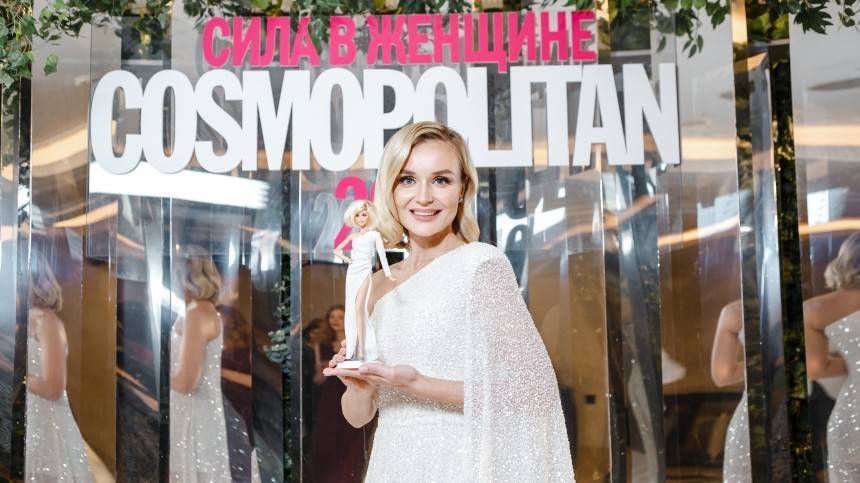 На премии Cosmopolitan Гагариной вручили ее миниатюрную копию в виде Barbie