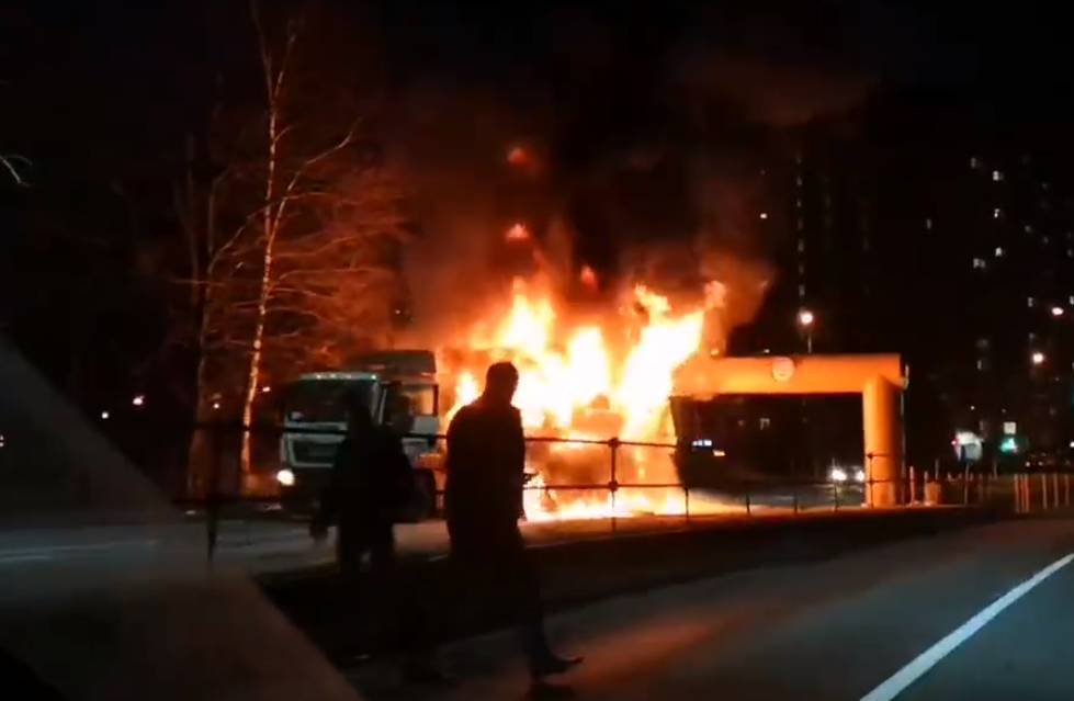 Видео: огонь охватил грузовик на юге Москвы