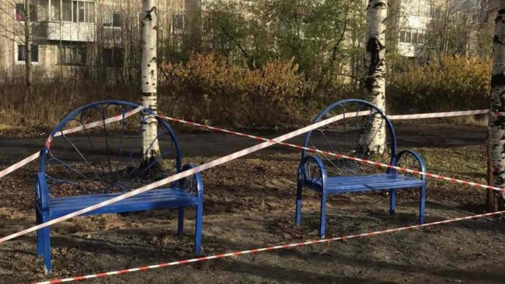 В Архангельске поставили скамейки со спинками в аллее на Ленинградском