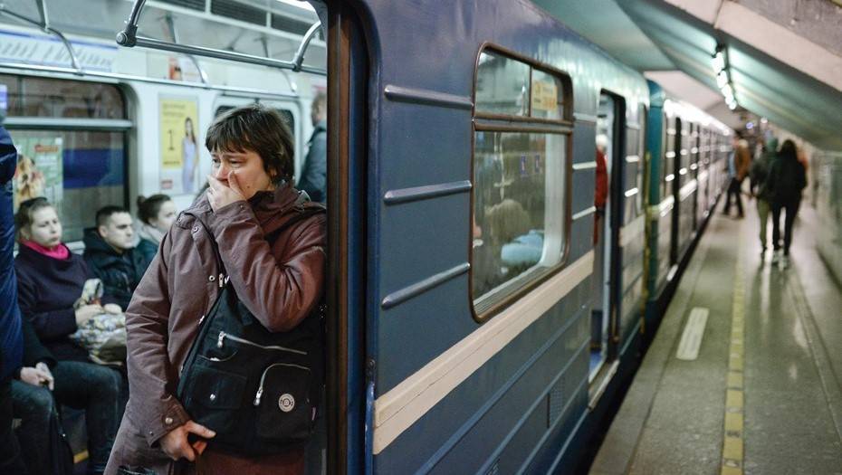 На синей ветке петербургского метро остановили движение поездов