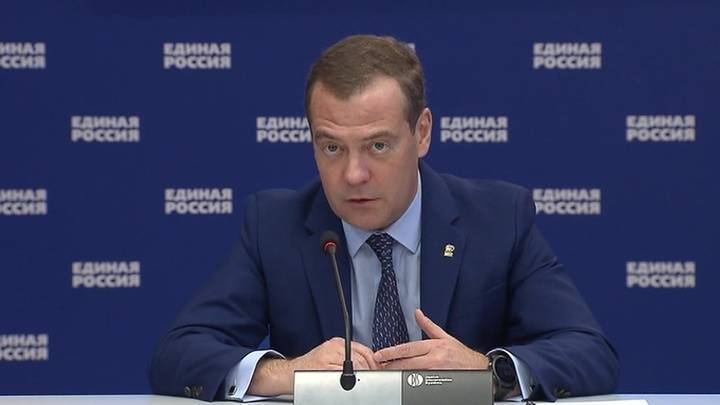 Это вносит сумятицу: Медведев против участия членов "ЕР" в выборах в качестве самовыдвиженцев