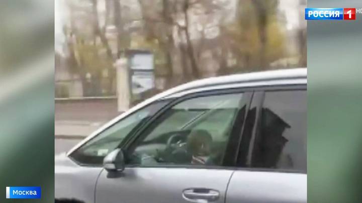 Младенец за рулем: на Ленинском проспекте заметили машину с двумя детьми