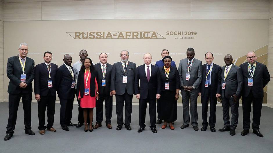 Путин и главы делегаций 54 стран сделали совместное фото на саммите Россия – Африка
