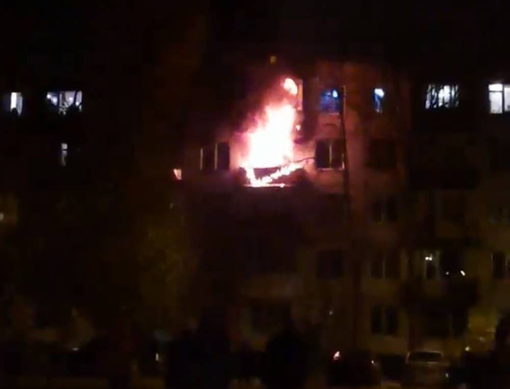 Вырывающиеся из квартиры языки пламени осветили проспект Маршала Жукова