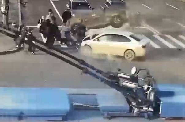 В Санкт-Петербурге машина сбила на пешеходном переходе семь человек