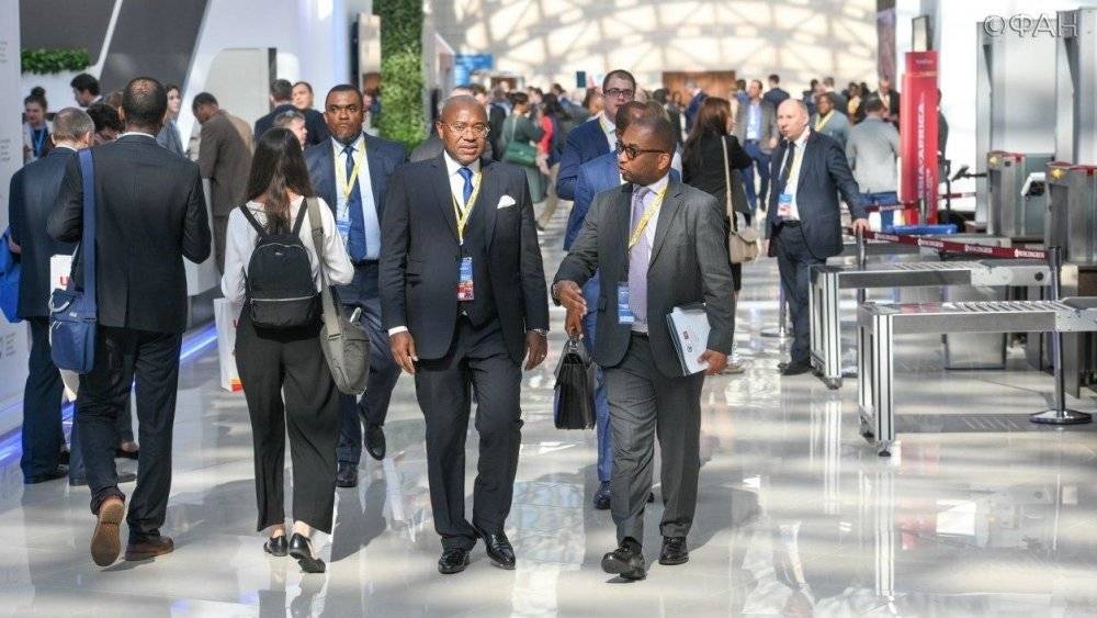 РФ и страны Африки подписали более 500 контрактов на 800 млрд рублей на саммите в Сочи