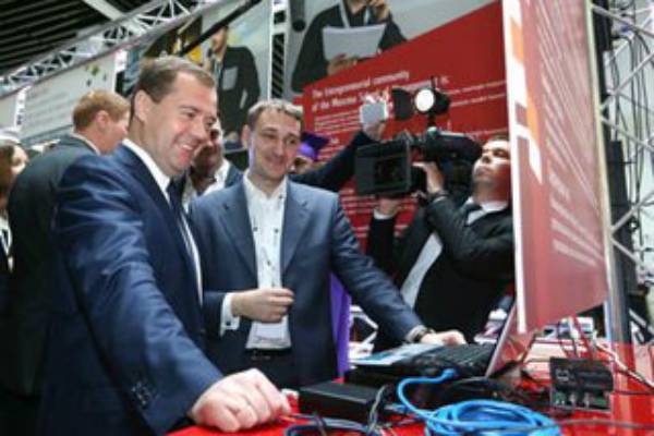 Медведев призвал вывести Россию в мировые лидеры по научным исследованиям