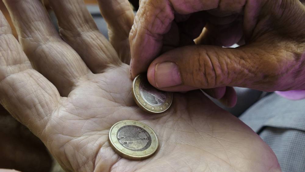 Три мошенницы похитили у 87-летней старушки 250 тыс. рублей в Сосновом бору