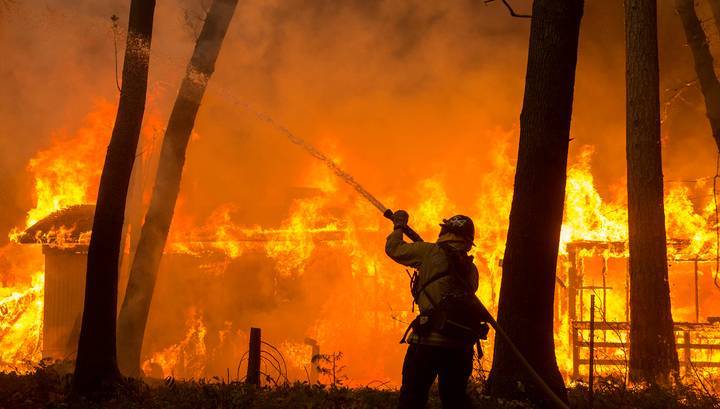 Массовая эвакуация проводится в Калифорнии из-за пожаров