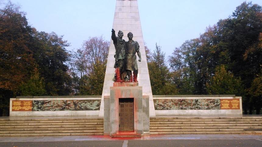 В Чехии вновь осквернен памятник советским воинам