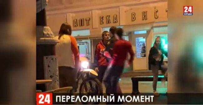В центре Симферополя уроженец Чечни избил журналиста за замечание
