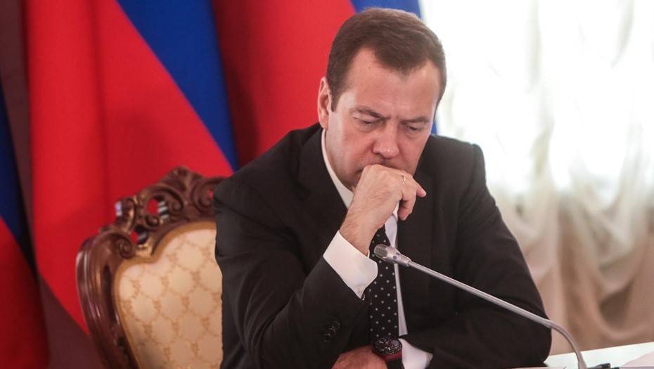 Медведев уволил замглавы Росалкогольрегулирования