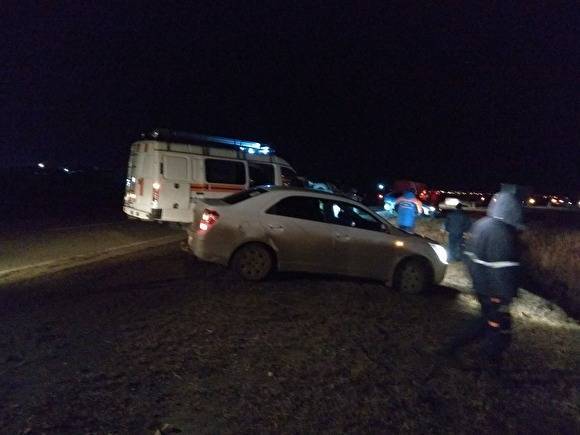 Ночью в Кургане Chevrolet Niva улетела в кювет, на место вызывали спасателей и реанимацию