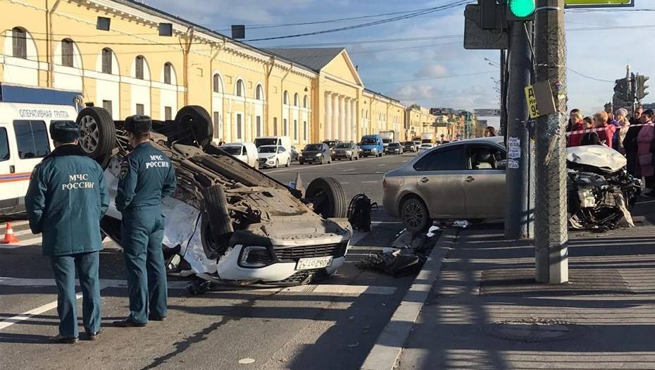 Иномарка врезалась в толпу пешеходов в Адмиралтейском районе Петербурга