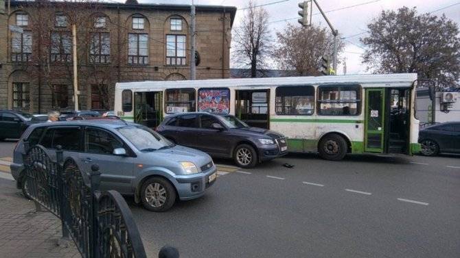 В Ярославле 3 нелепых аварии перекрыли движение целого перекрестка - появилось видео с места ДТП