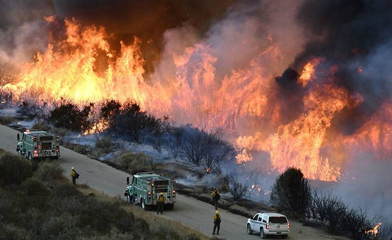 Адское пекло: огонь охватил дома и леса в Калифорнии (видео)