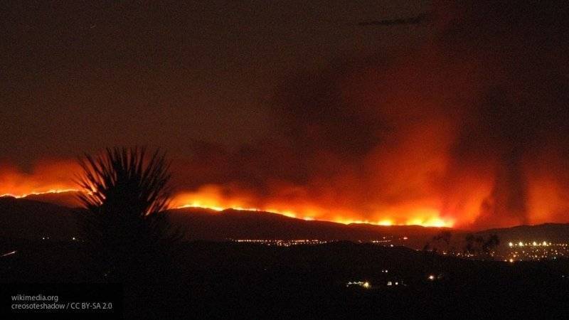 Десятки тысяч человек эвакуируют из-за лесных пожаров в Калифорнии