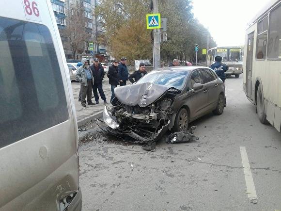 В Челябинске в ДТП с участием маршрутки пострадал подросток